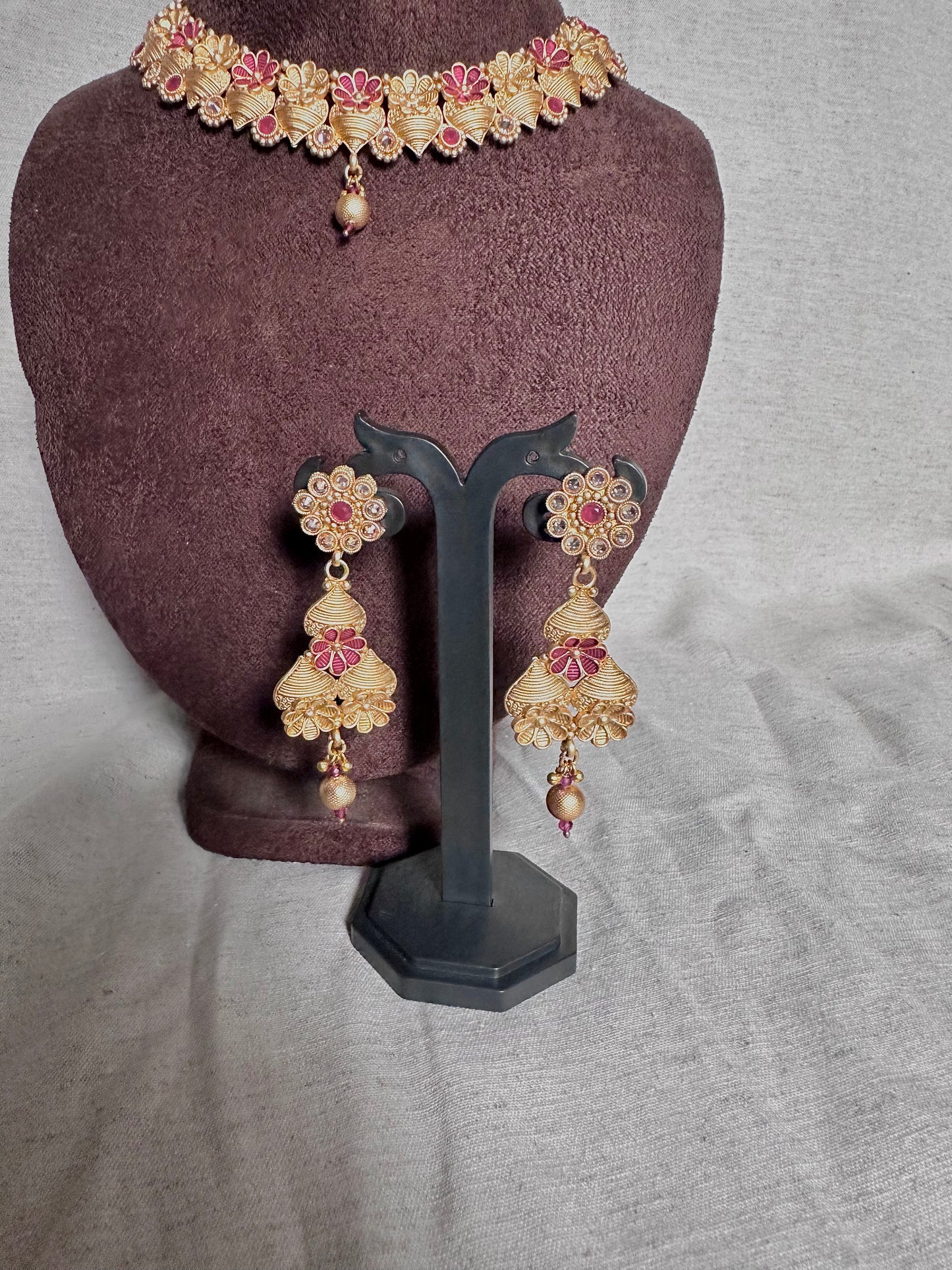 Yellow gold floral choker set