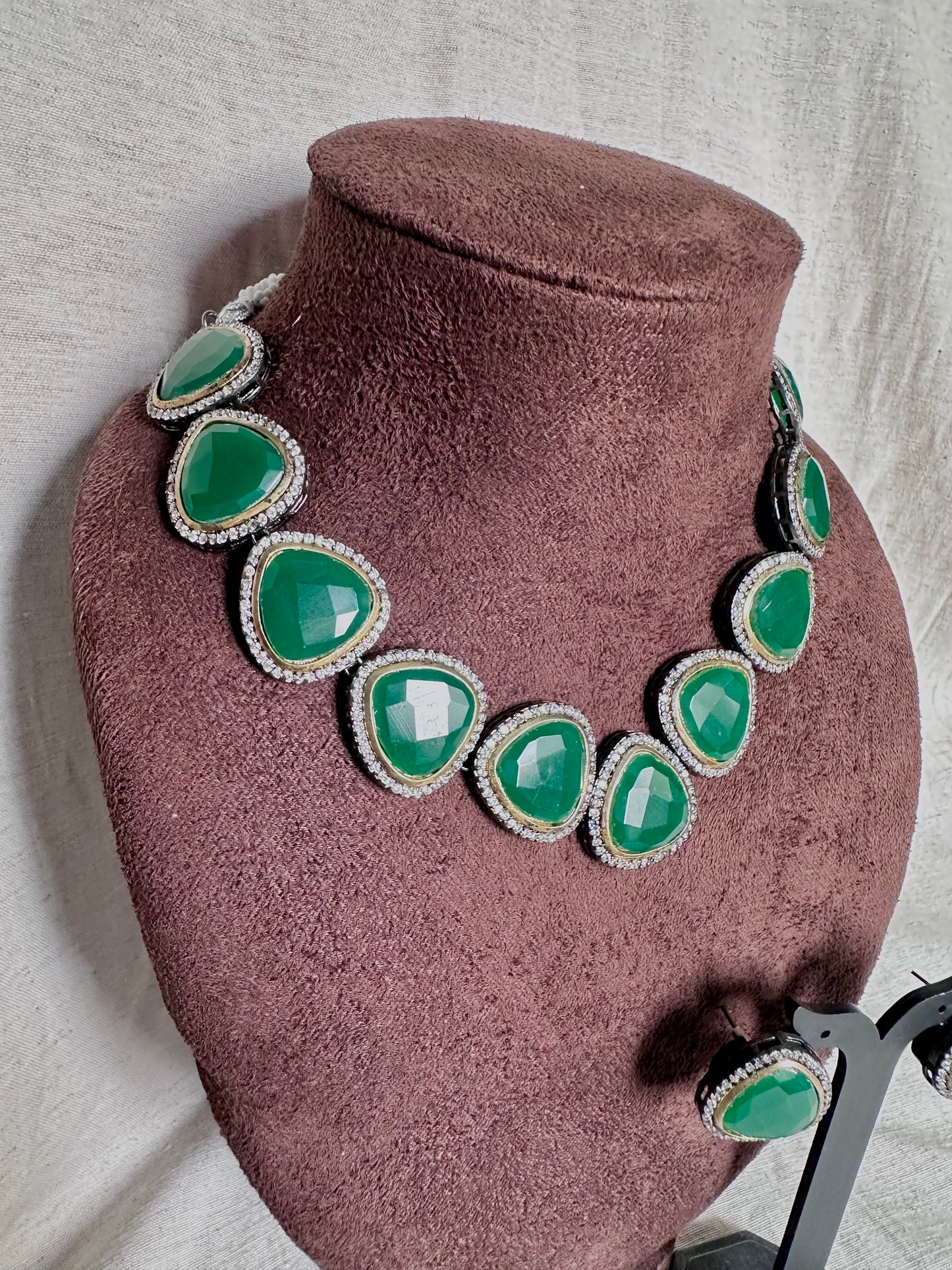 Emerald choker set