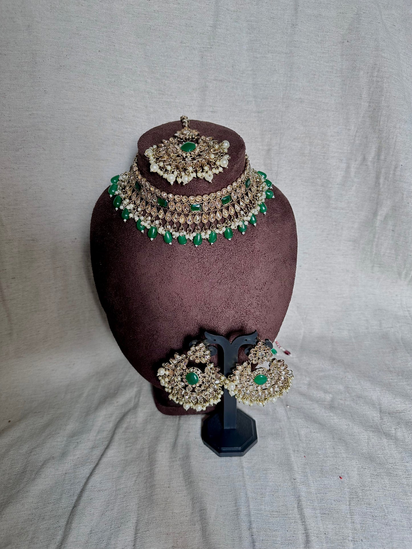 Emerald mehandi choker set