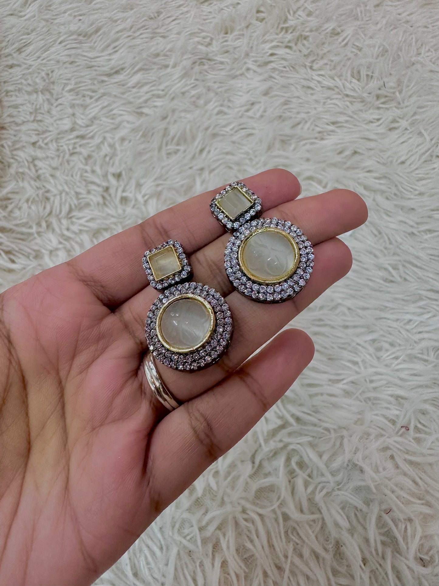 Pearl monalisa studs