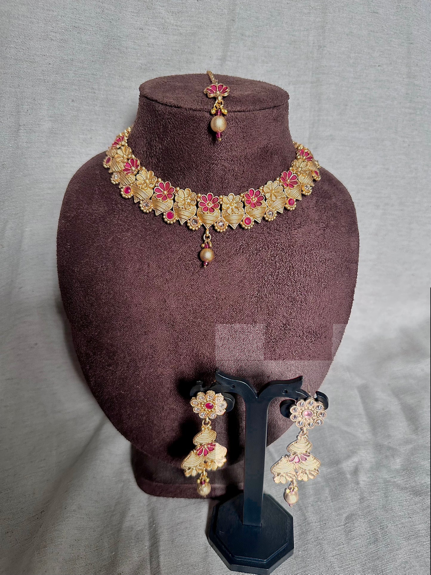 Yellow gold floral choker set