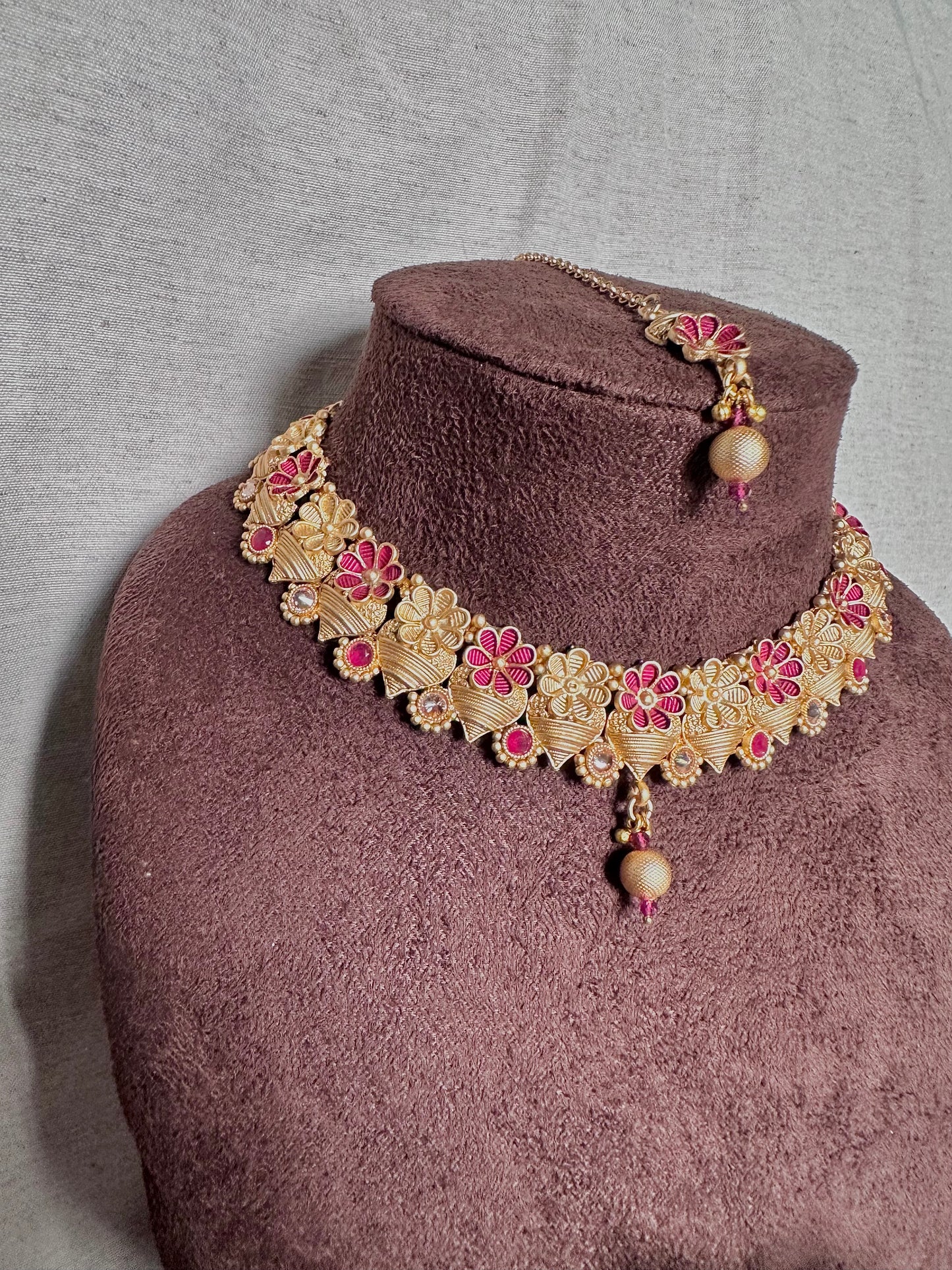 Yellow gold floral choker set