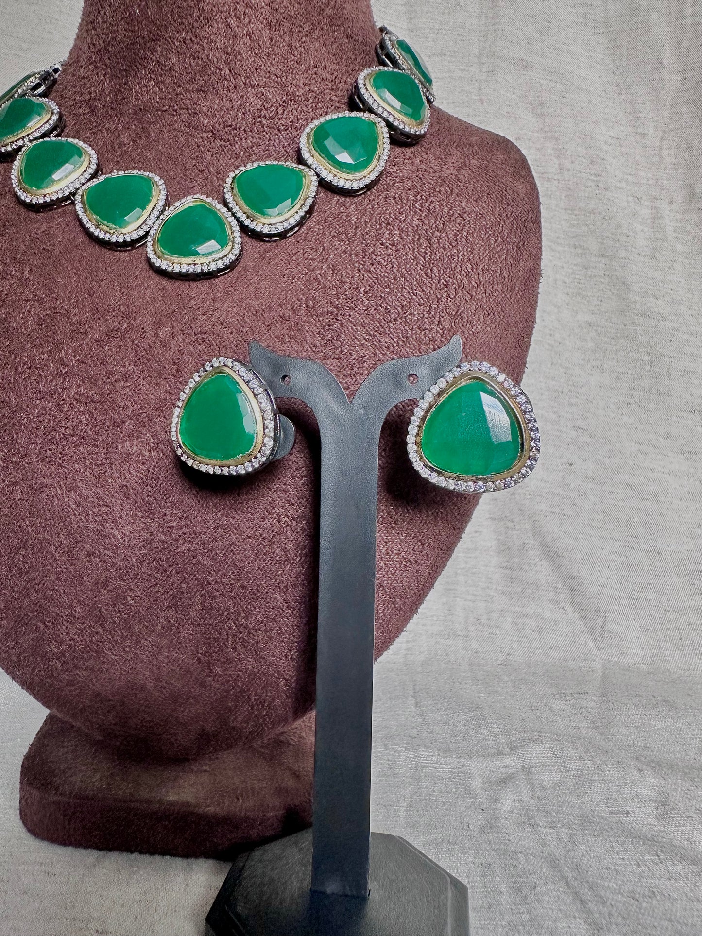 Emerald choker set