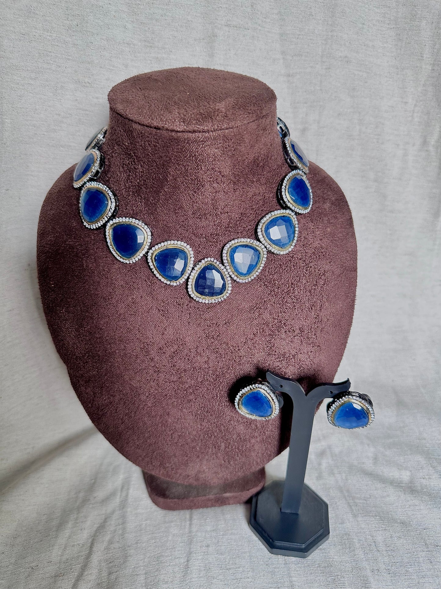 Blue choker set