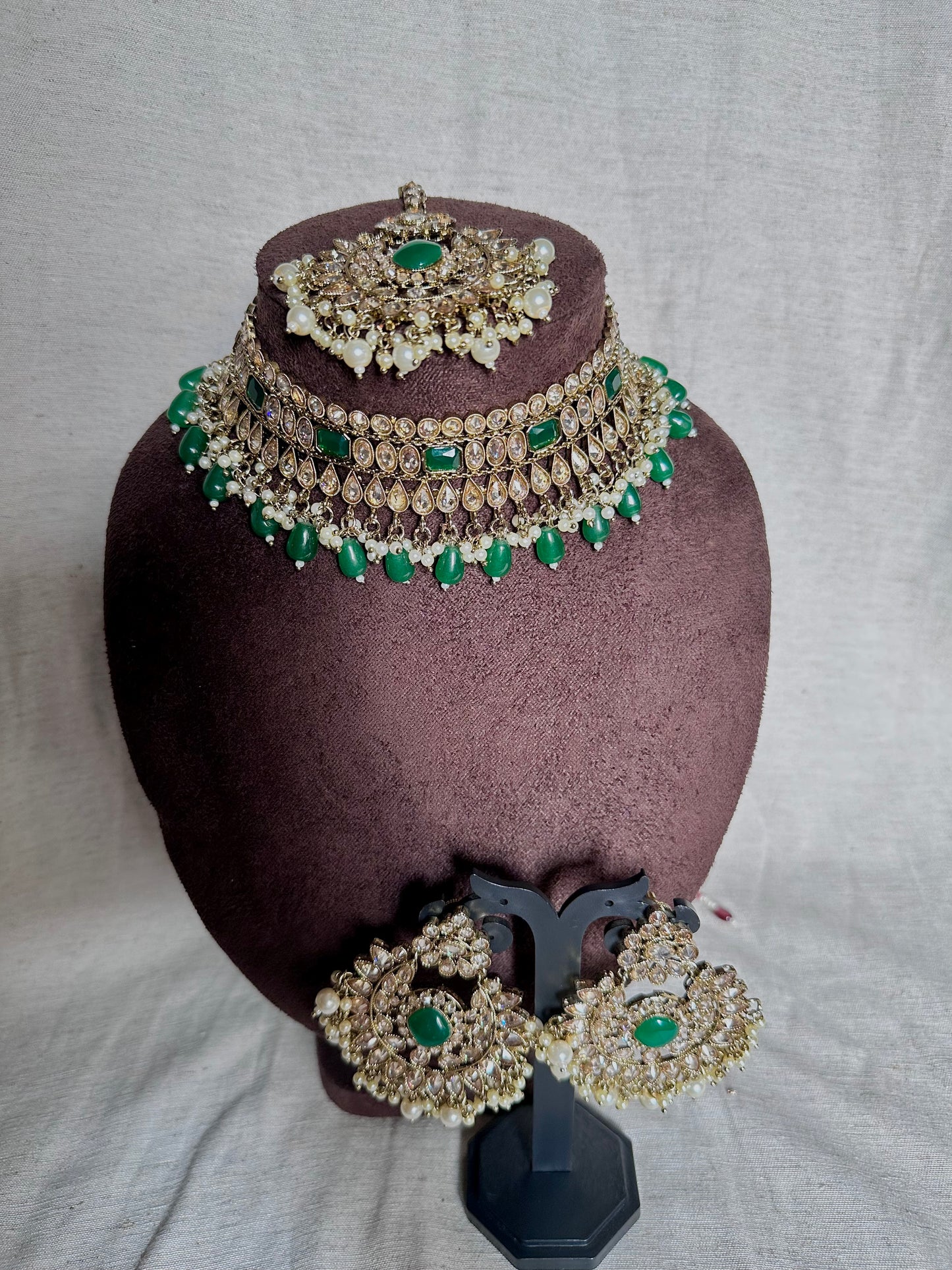 Emerald mehandi choker set