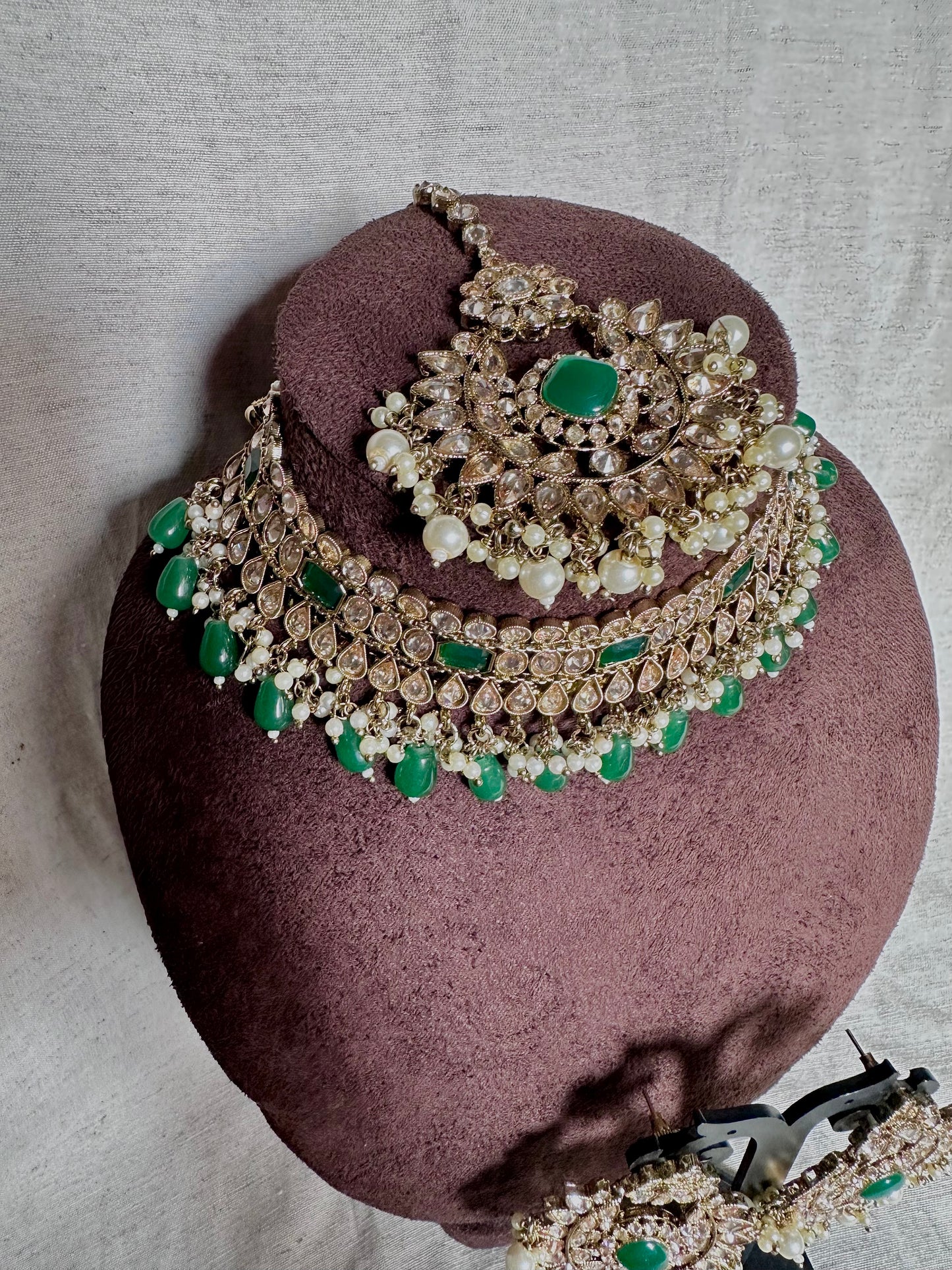 Emerald mehandi choker set