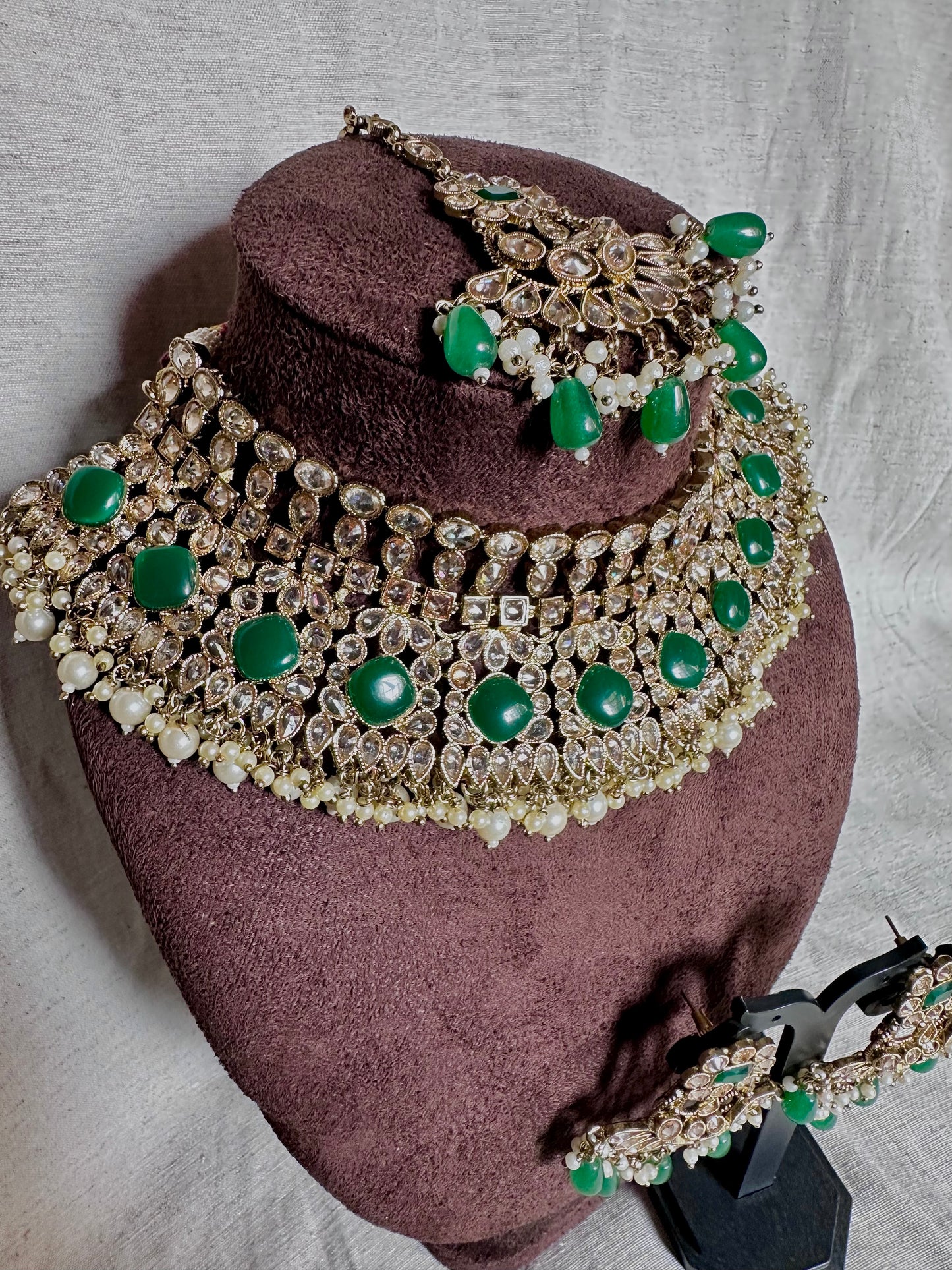 Emerald mehandi polished choker set