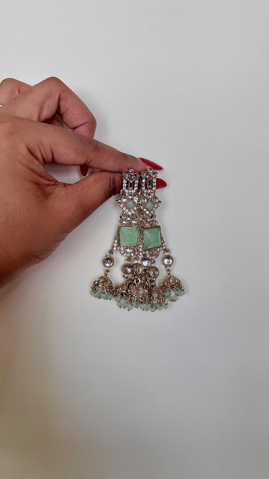 Aadhavi